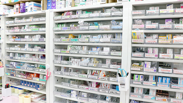 あい薬局大沼店の薬棚