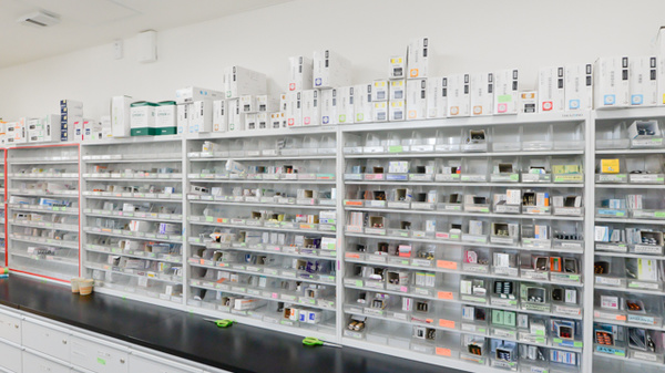 気仙沼南調剤薬局の薬棚