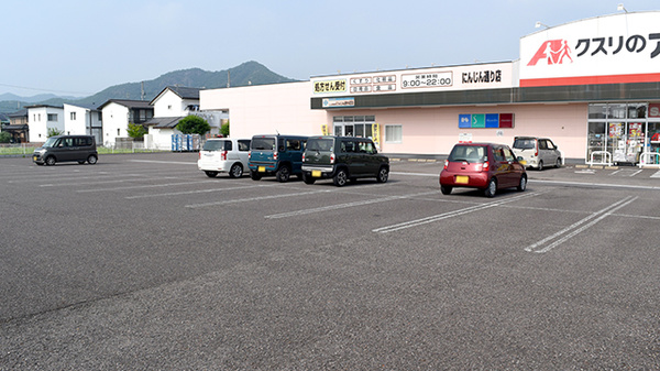 クスリのアオキにんじん通り薬局の駐車場