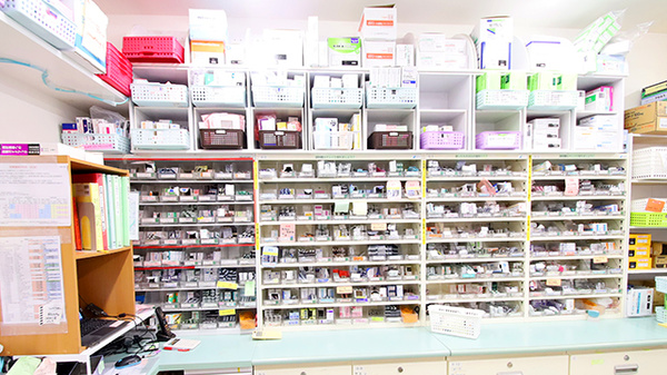 サエラ薬局 千里中央店の薬棚