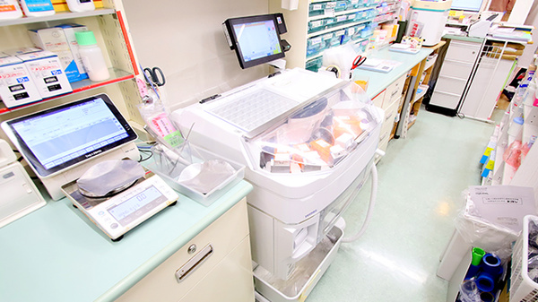 サエラ薬局 千里中央店の調剤器具