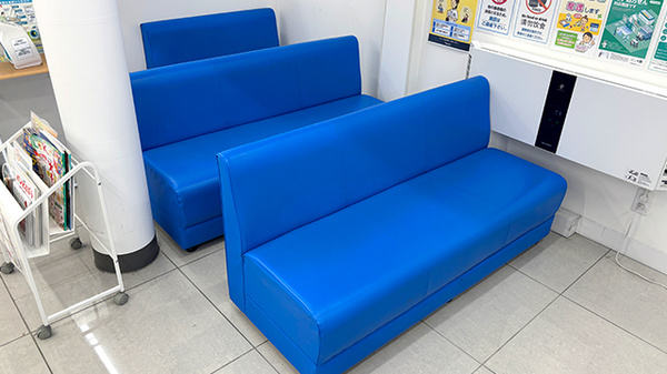 薬局トモズ辻堂南口店の待合スペース