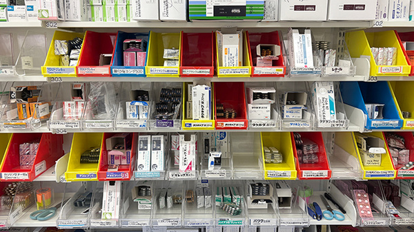 薬局トモズ辻堂南口店の薬棚