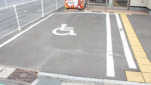 あすなろ調剤薬局富田店の駐車場