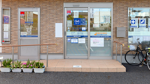クオール薬局こびらい店の入口