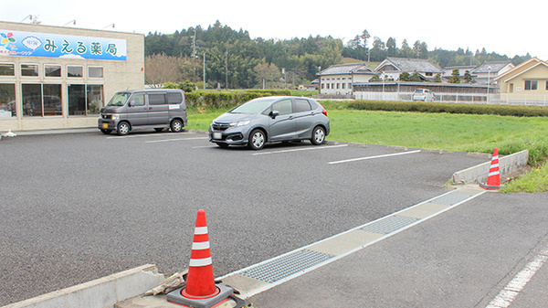 甲賀みえる薬局の駐車場