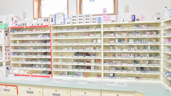 みちのく調剤薬局の薬棚
