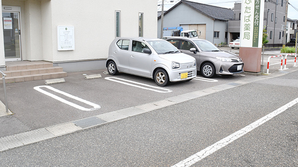 ふたば沖町薬局の駐車場
