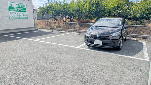 イーグル薬局の駐車場