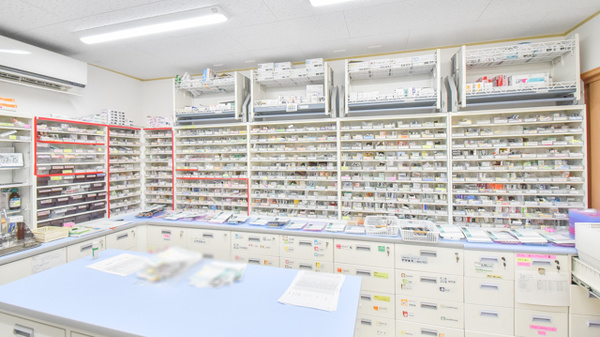 みんなの薬局桜田東店の薬棚
