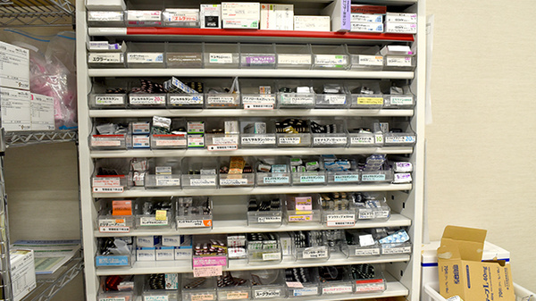 どんぐり薬局の薬棚