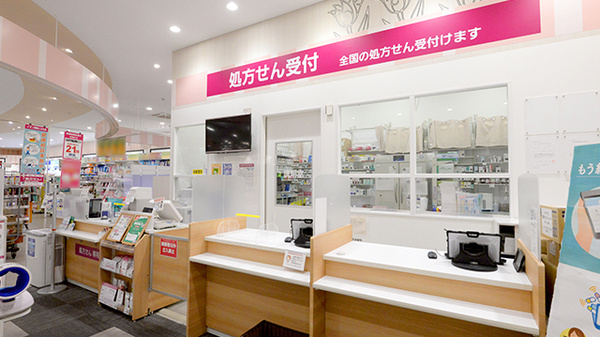 イオン薬局となみ店の受付/カウンター