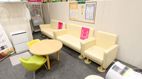 イオン薬局となみ店の待合スペース