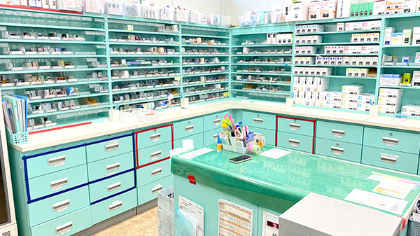 友愛薬局　守谷店の薬棚