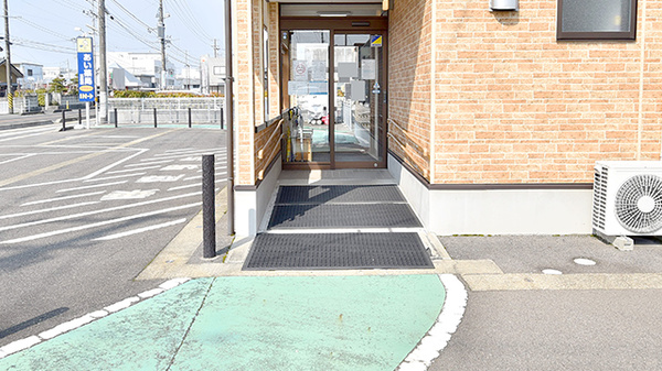 あい薬局五泉店の入口