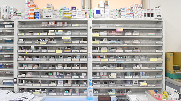 サンロード調剤薬局昭和店の薬棚