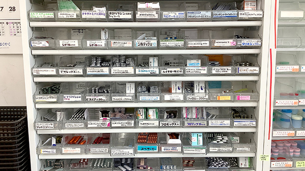 イチフジ薬局・北２６条店の薬棚