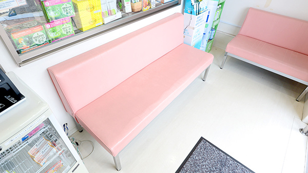 どんぐり薬局　高倉台店の待合スペース