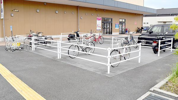 メイプル薬局築山なんごう店の駐輪場