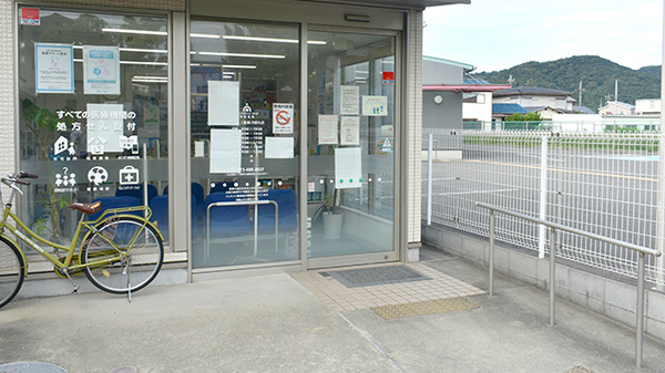 そうごう薬局 次郎丸店の入口
