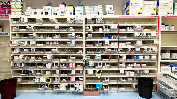 ニック調剤薬局　薬院店の薬棚