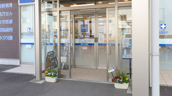 クオール薬局霧島店の入口