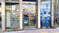 薬局トモズ上馬店の入口