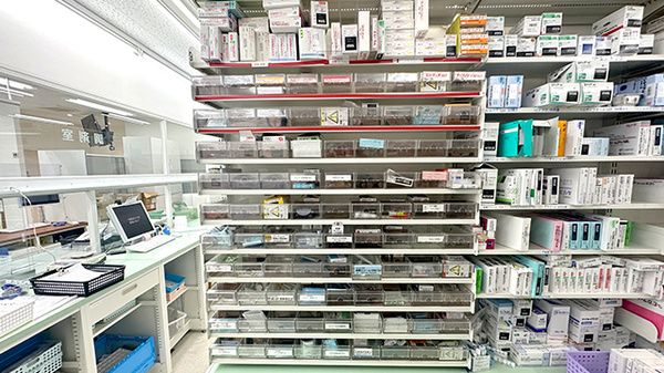 アイン薬局武蔵野店の薬棚