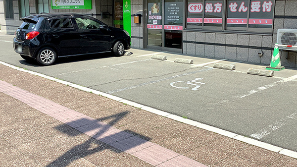 ひばり薬局の駐車場