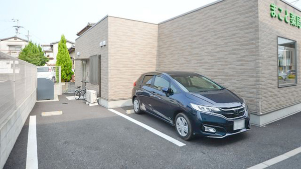 まこと薬局の駐車場