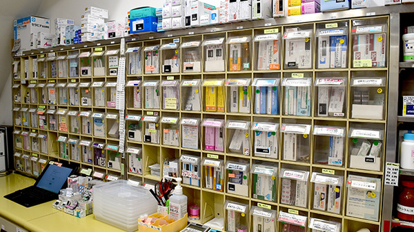 アライブ薬局本郷通り店の薬棚