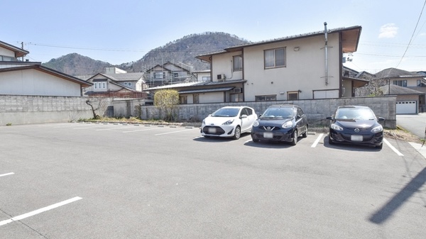 みんなの薬局松波店の駐車場