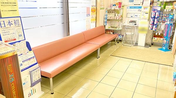 くすりのマルト調剤薬局　遠野店の待合スペース