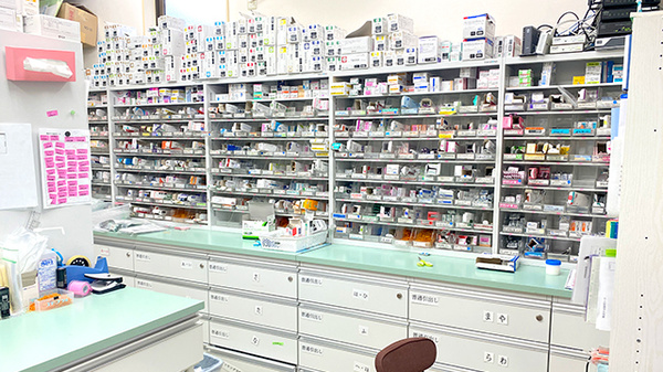 くすりのマルト調剤薬局　遠野店の薬棚