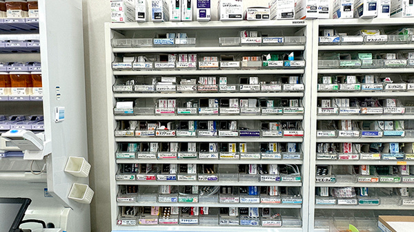 アクア薬局泉町店の薬棚