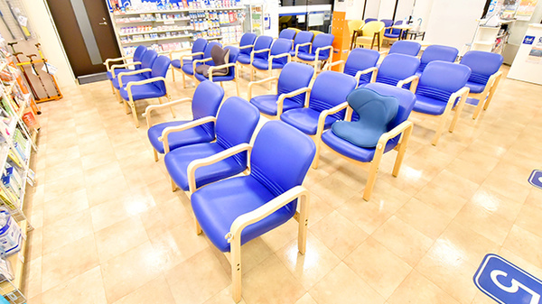 クオール薬局いのはなテラス店の待合スペース