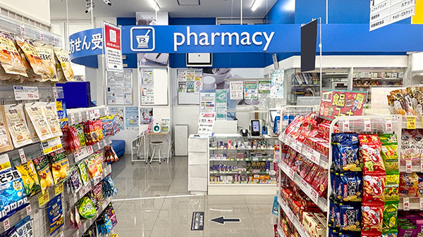薬局トモズ長津田店の入口