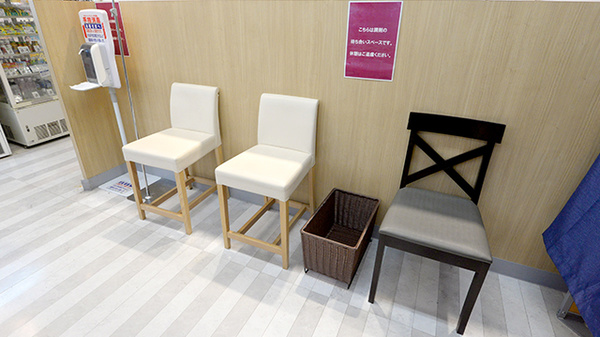イオン薬局吹田店の待合スペース