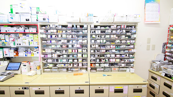 薬のヒグチ薬局 谷町二丁目店の薬棚