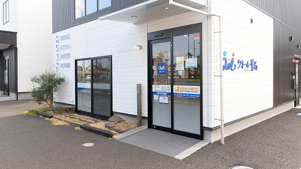 クオール薬局富沢店の入口
