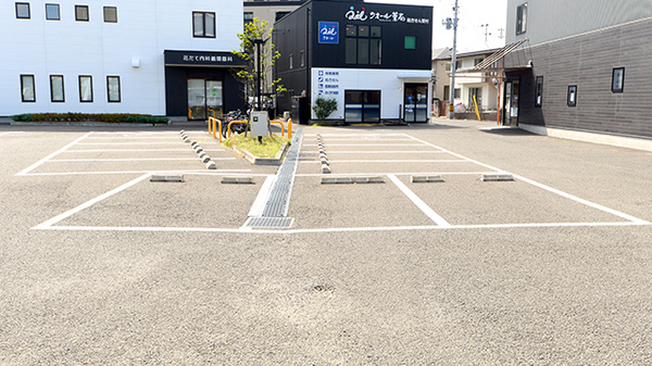 クオール薬局富沢店の駐車場