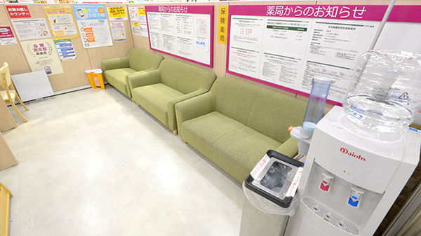 イオン薬局福島店の待合スペース