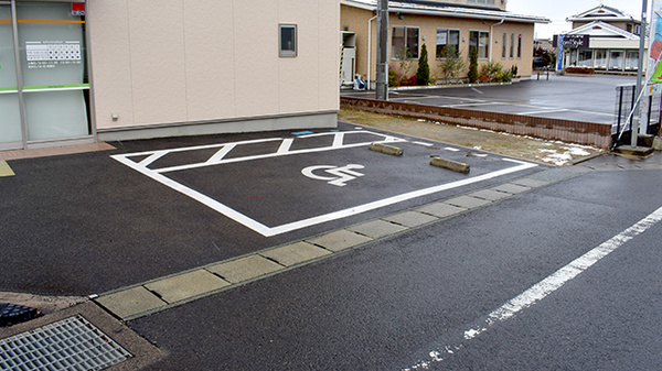 アイル薬局南矢野目店の駐車場