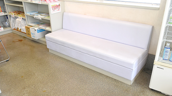 ワタナベ薬局　日出店の待合スペース