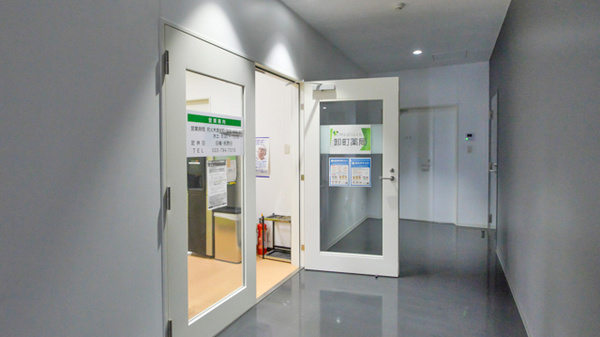 卸町薬局の入口