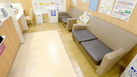 イオン薬局吉川美南店の待合スペース