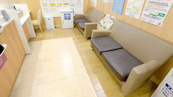 イオン薬局吉川美南店の待合スペース