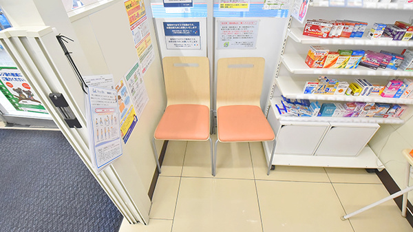 ローソンクオール薬局南柏駅西口店の待合スペース