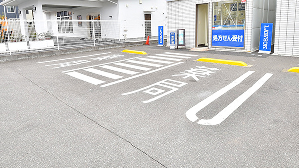 ローソンクオール薬局柏向原町店の駐車場