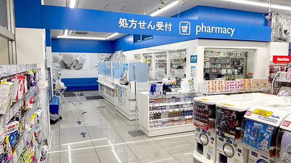 薬局トモズ武蔵新城店の入口